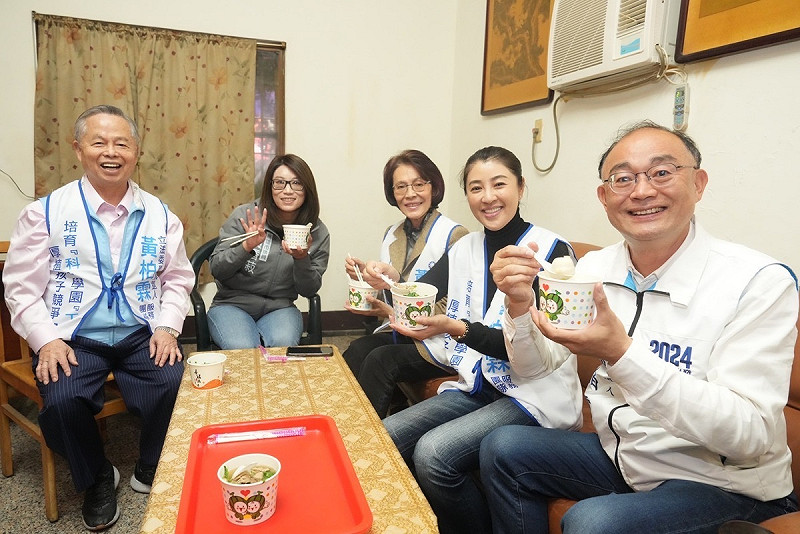 許淑華(右二)吃客家湯圓過冬至。 圖:黃柏霖競總/提供