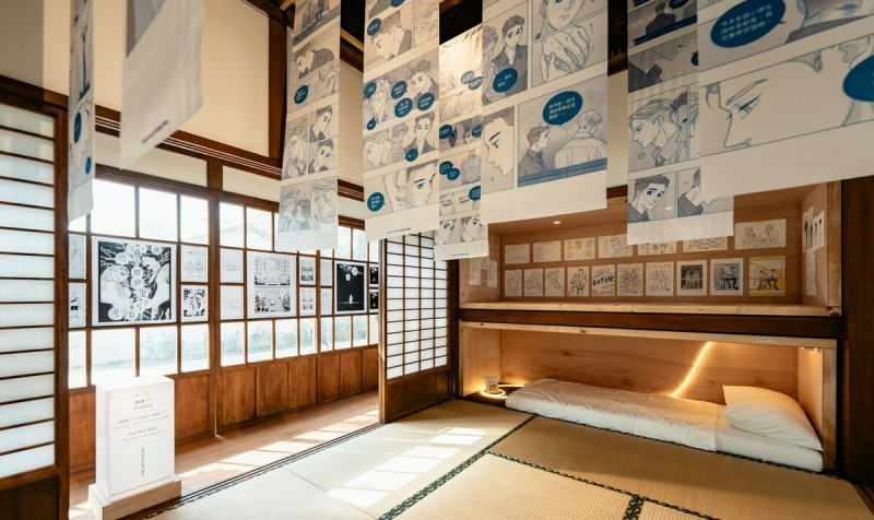 「漫畫旅宿」延續臺中刑務所官舍群「宿舍」的概念,以7個愛情與關係為主軸的漫畫,改造成7間專屬漫畫作品和其作者的風格空間,讓人彷彿走入漫畫家創作的情境當中。 圖:文化部提供