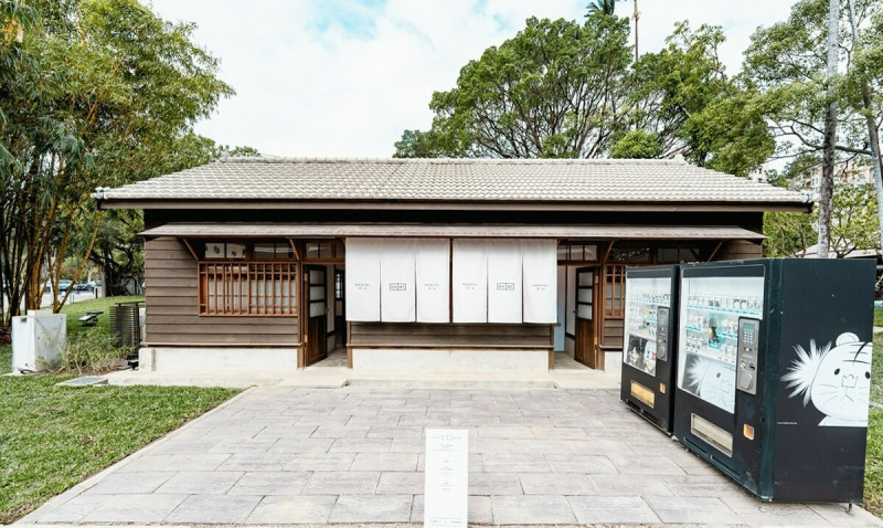 「漫畫雜貨屋」以日常生活裡的商店規畫打造,呈現阮光民《用九柑仔店》與謝東霖《神明便利商店》2位漫畫家大量使用臺灣元素的創作,以及作品授權影集、舞臺劇等各種跨域的可能。 圖:文化部提供