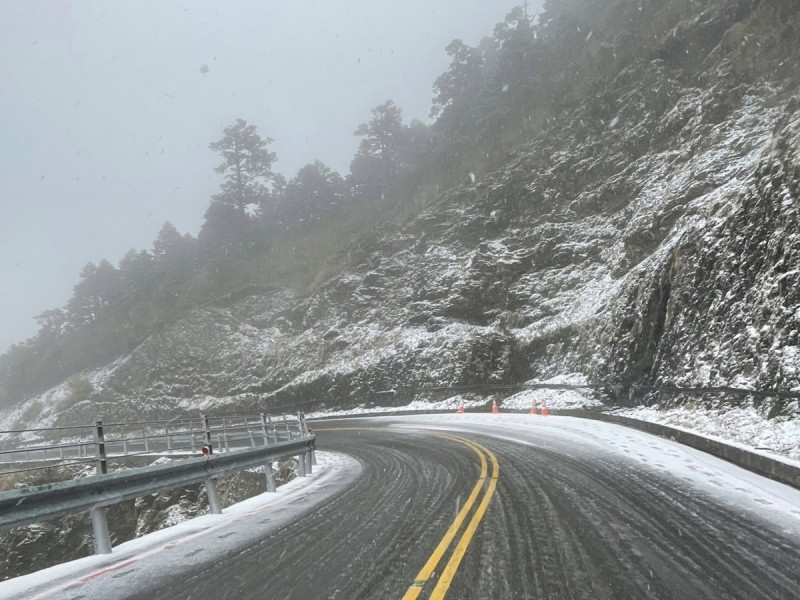 今（23）日上午7時左右，位於台14甲31K+500，海拔3,275公尺的武陵亭降下雪。   圖：翻攝自公路局公路人臉書