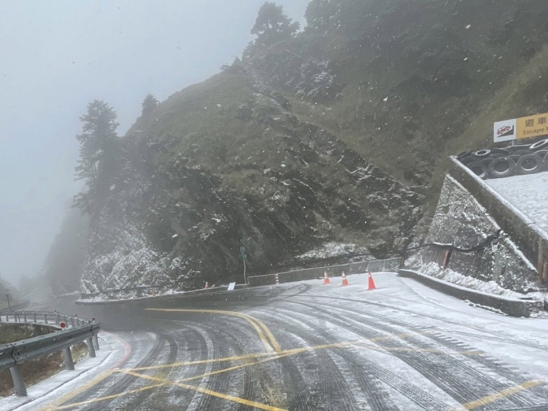 位於3000公尺以上的合歡山，今（23）天稍早終於降下雪，讓遊客驚喜連連。   圖：翻攝自公路局公路人臉書