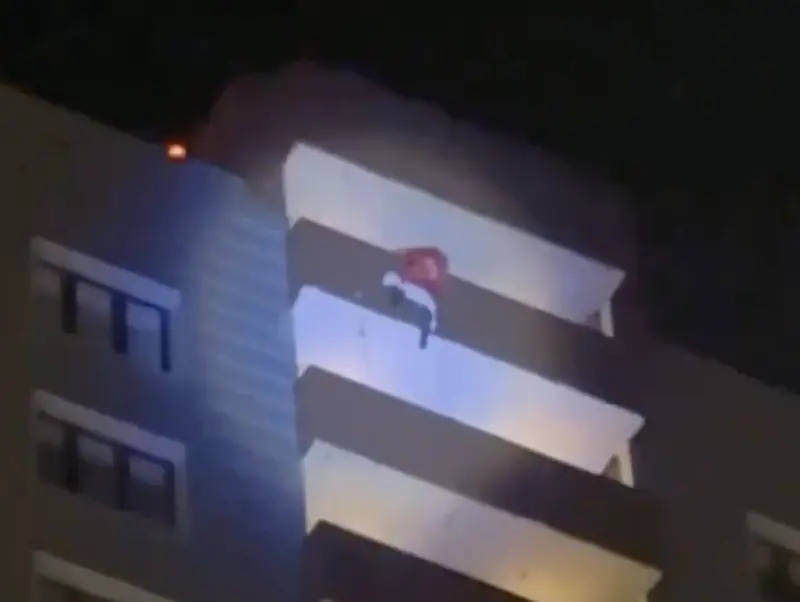 近日俄羅斯一個城鎮卻發生聖誕悲劇，一處社區邀請攀爬專家來扮演聖誕老人，在24樓高處垂降送禮給小朋友，沒想到他卻從高處墜樓當場身亡。   圖：翻攝自X@ahmed_tous31480