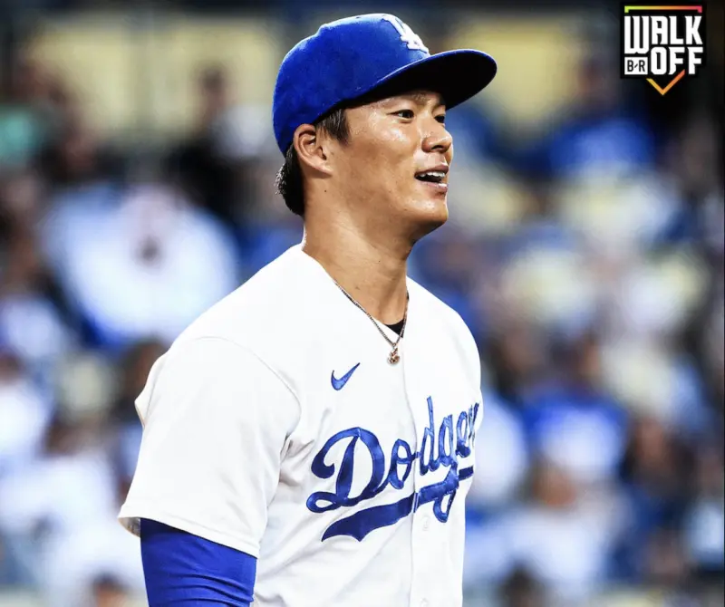 山本由伸在今（22日）確定為洛杉磯送上「聖誕大禮」，將選擇以總額12年3.25億美金（約101億台幣）加盟道奇（MLB）。   圖：擷自Bleacher Report官方推特
