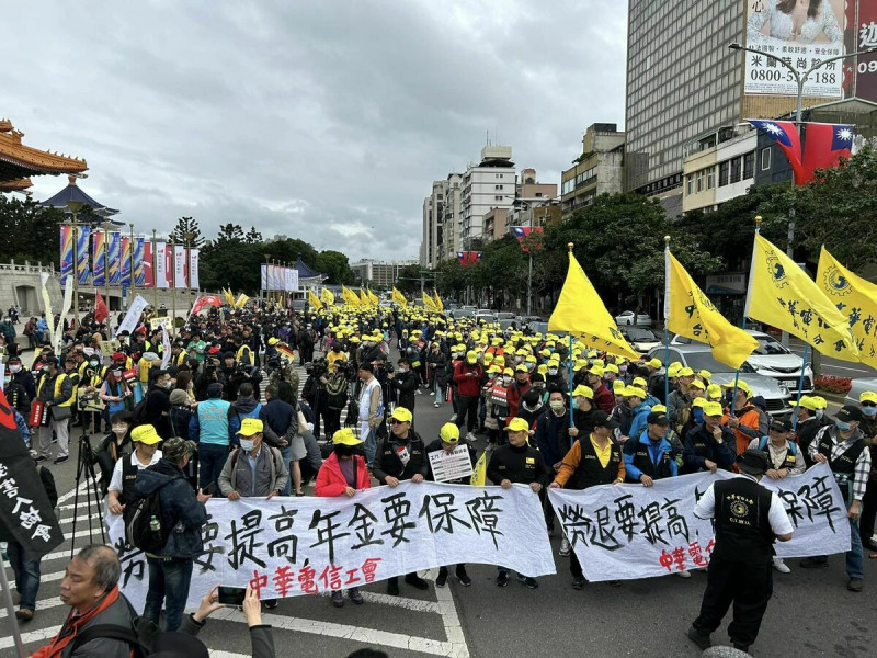 2024 總統大選距離結束僅剩 22 天，選戰白熱化，勞工代表來自全台的聚集於台北，歡迎來自南部完成近 400 公里徒步的「工鬥行腳隊伍」。   圖 : 翻攝自2024工人鬥總統臉書