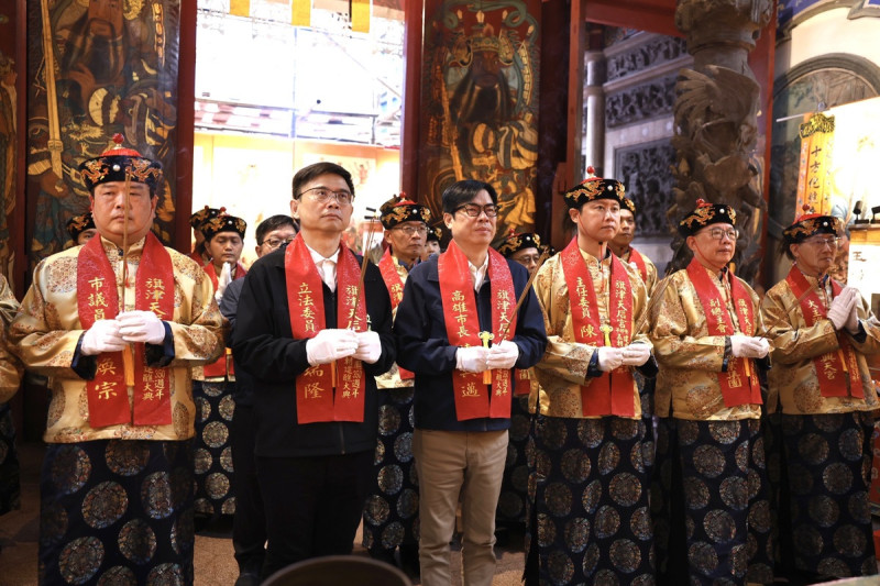陳其邁(左三)。陳冠銘(右三)、賴瑞隆(左二)、簡煥宗(左一)、謝龍隱(右二)參與開光儀式。 圖:旗津天后宮/提供
