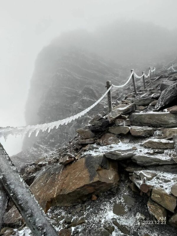 主峰的雪白美景一覽無遺，目前地面無積雪。   圖：翻攝自玉山國家公園臉書