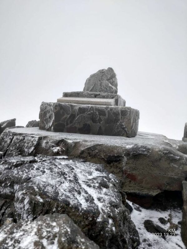 玉山國家公園管理處表示，除了須多加注意保暖並務必備妥雪地裝備再行攀登。   圖：翻攝自玉山國家公園臉書