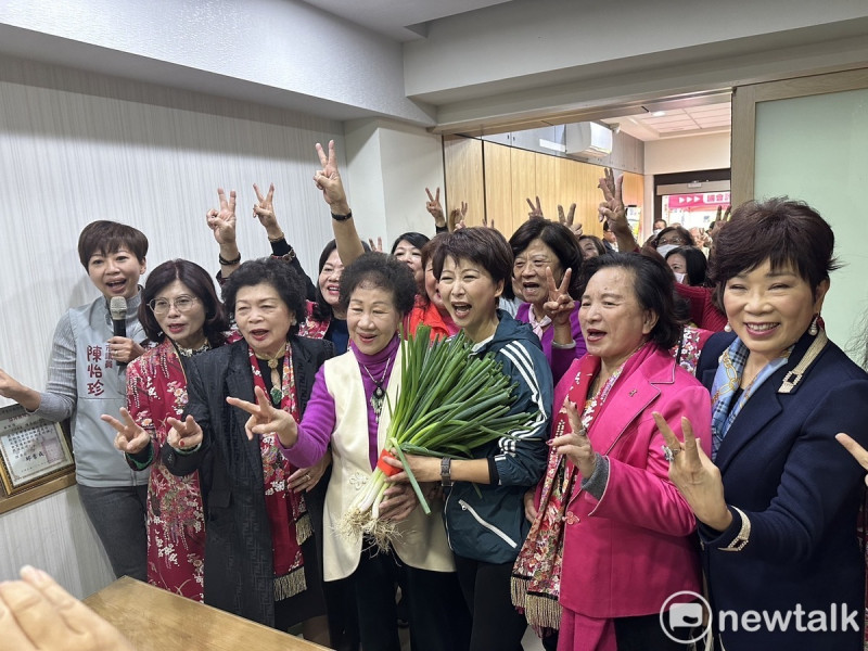 台灣第一女副總統呂秀蓮不畏寒流，今日特地前往台南市立法委員陳亭妃總部，推薦最了解台南、為台南爭取最多建設、最知道台南人民需要，既資深又年輕的立委陳亭妃。   圖：黃博郎／攝