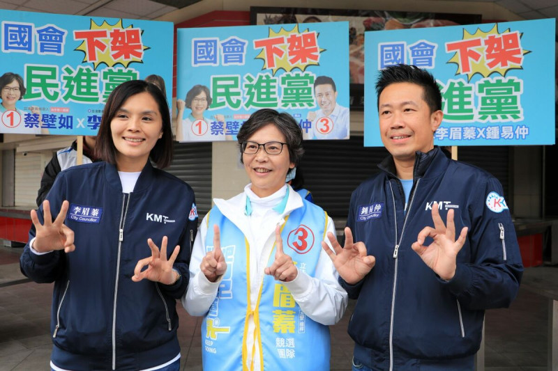 蔡壁如(中)南下為李眉蓁(左)、鍾易仲(右)掃街站台。   圖：李眉蓁競總/提供