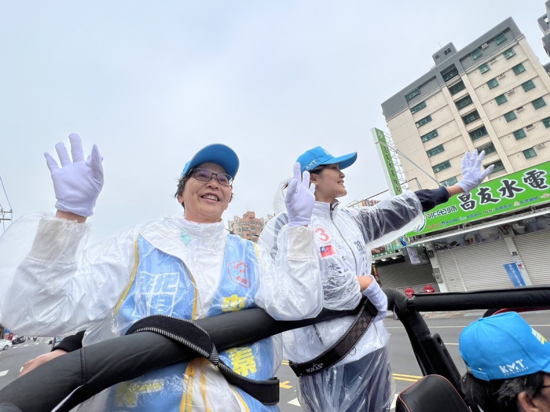 蔡壁如(左)陪李眉蓁(右)車掃拉票。 圖:李眉蓁競總/提供