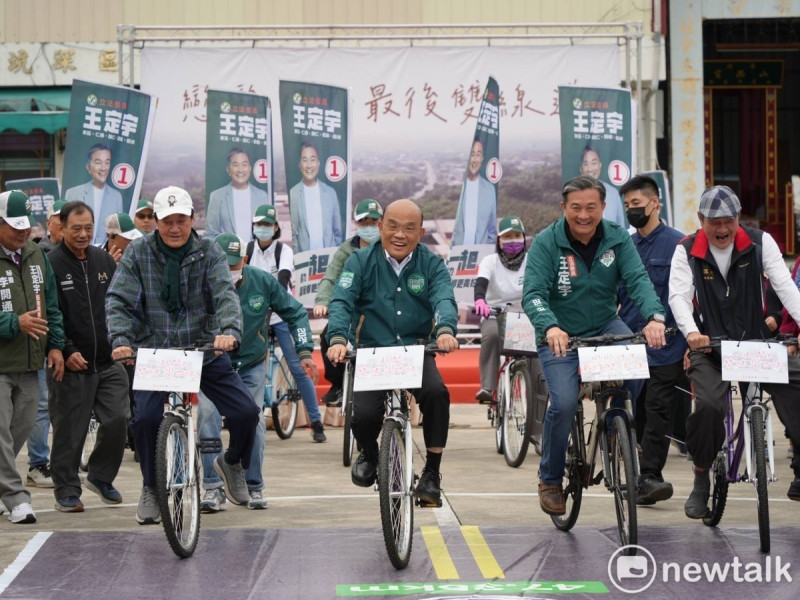 歷經22年等待，台19甲線關廟深坑至龜洞段拓寬工程已決標，爭取連任的民進黨立委王定宇特邀前行政院長蘇貞昌和前台南縣長陳唐山到關廟深坑山西宮，與南關線鄉親共同見證「最後雙線道」。   圖：黃博郎／攝