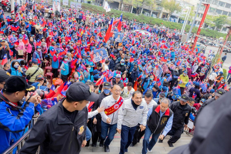 侯友宜(中)高雄拜廟，現場旗海飄揚。   圖：國民黨高雄市黨部/提供