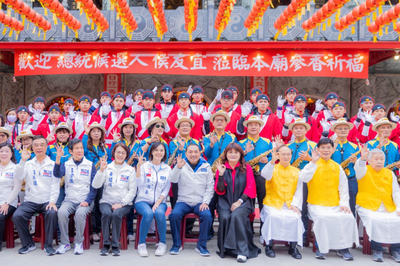 侯友宜(前排右五)陪李眉蓁(前排左五)參拜在地廟宇。 圖:國民黨高雄市黨部/提供