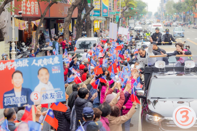 侯友宜車掃部分路段支持者夾道歡迎。 圖:國民黨高雄市黨部/提供