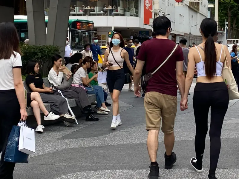 有民眾觀察到，每到假日時，中山捷運站附近總會湧現大批人潮逛街。   圖：徐銘穗/攝