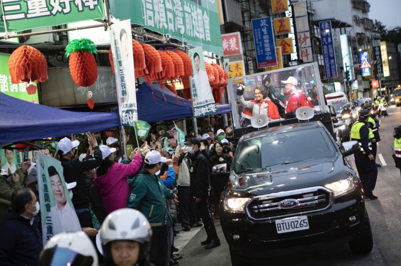 蕭美琴、李坤城戴上可愛的貓爪手套和民進黨議員一起車隊掃街，沿路受到鄉親熱情的歡迎。   圖：民進黨提供