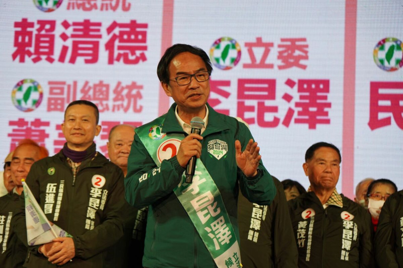 李昆澤(中)表示當立委就是拚問政、拚建設、拚服務。 圖:李昆澤競總/提供