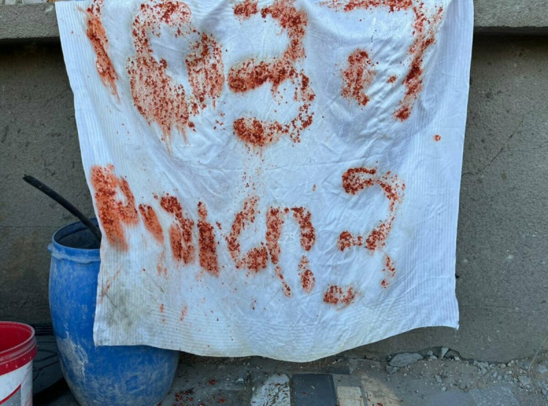 以色列人質以廚餘在白旗上寫下「SOS」，打著赤膊等待救援，然而卻遭自己國家軍隊誤殺。   圖：擷自「X」@NTarnopolsky