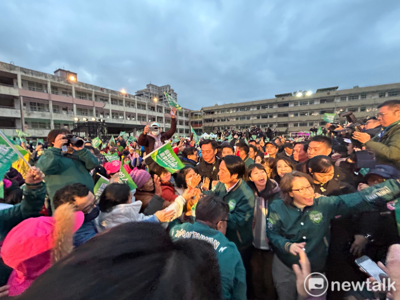 賴清德環島行程最終站回到台北金華國中，競選搭檔蕭美琴陪同大進場。   圖：黃宣尹攝