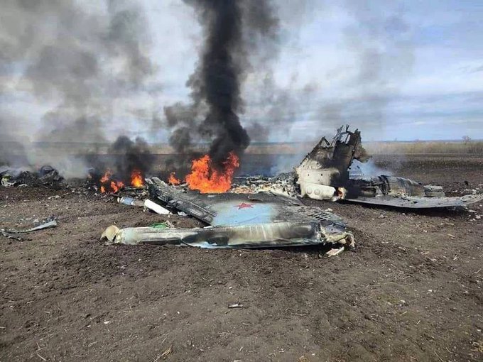 烏軍 22 日在赫爾松地區擊落三架俄軍Su-34 戰機，圖為第聶伯河左岸被擊落的戰機。   圖：翻攝自Igor Sushko個人X帳號