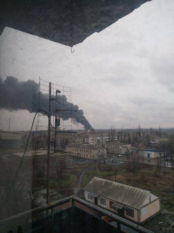 受俄羅斯控制的頓涅茨克區燃料儲存槽，日前發生一起火災，濃濃的黑煙在幾公里外都能看見。   圖：翻攝自NOELREPORTS X帳號