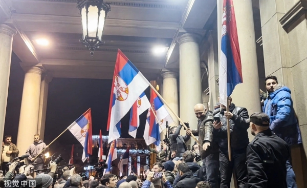 塞爾維亞首都貝爾格勒爆發暴力示威。數千名抗議者試圖闖入政府大樓。   圖 : 翻攝自視覺中國