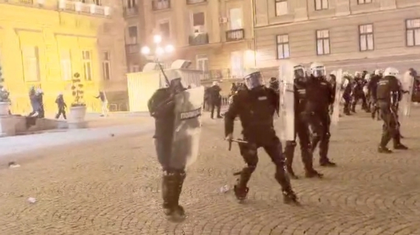  塞爾維亞鎮暴警察出動，驅散示威抗議者。 圖 : 影片截圖 