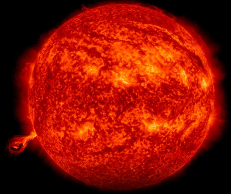每11年週期，太陽表面的太陽黑子、太陽閃焰活動會比較激烈，會從太陽射出的高速太陽風以及日冕物質拋射。   圖：取自鄭明典