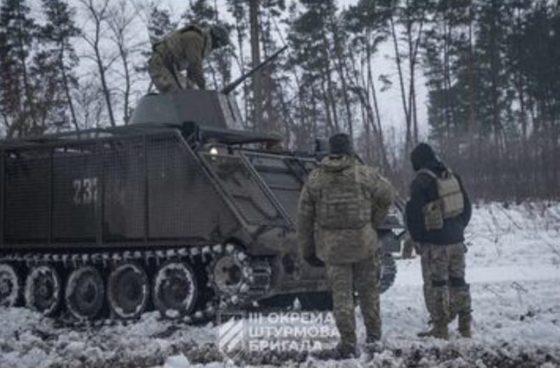 烏軍搭乘裝甲運兵車在雪地中與俄軍作戰。   圖 : 翻攝自澤連斯基推特