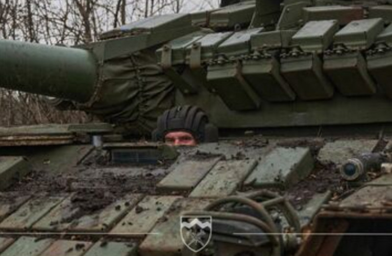 在坦克車中的烏軍士兵。   圖 : 翻攝自澤連斯基推特