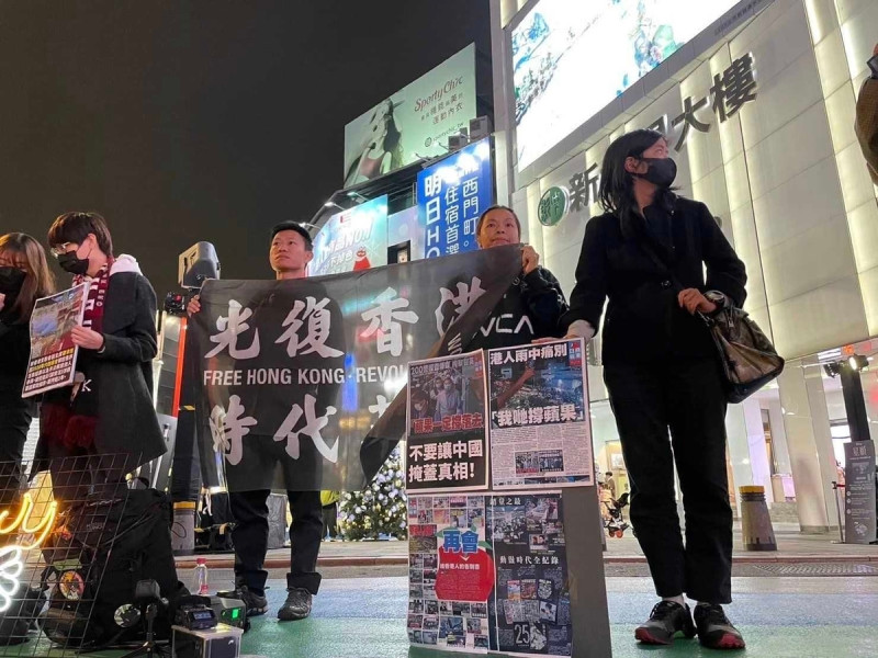 在台港人24日晚間在台北捷運西門站出口舉辦「平安夜香港默站行動」。   圖：在台港人提供