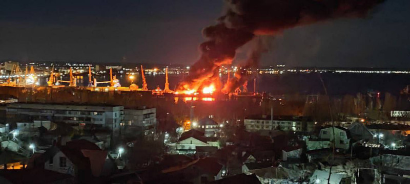 當地時間 26 日凌晨俄羅斯費奧多西亞港地區發生多起劇烈爆炸。   圖：翻攝自X帳號「@bayraktar_1love」