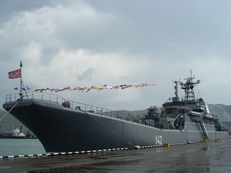 烏克蘭空軍司令表示，俄羅斯「新切爾卡斯克號」登陸艦在對費奧多西亞港的襲擊中被摧毀。   圖：翻攝自X帳號「@bayraktar_1love」