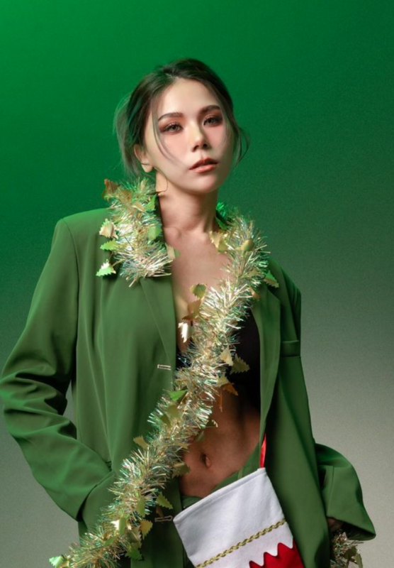蕾菈趁著聖誕節換上綠色的西裝打扮成「聖誕樹」，大方展示火辣的馬甲線。   圖：翻攝自蕾菈IG