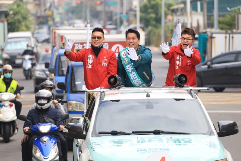 張博洋(右)與李欣翰(左)陪李柏毅車掃。   圖：李柏毅競總/提供