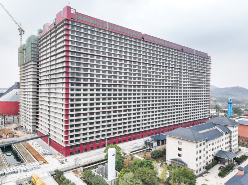 中國湖北鄂州有人蓋了一幢26層現代化大樓，竟是用來「養豬」，號稱自動化控制，「用生產iPhone方式養豬」。   圖：翻攝新華社(資料照片)