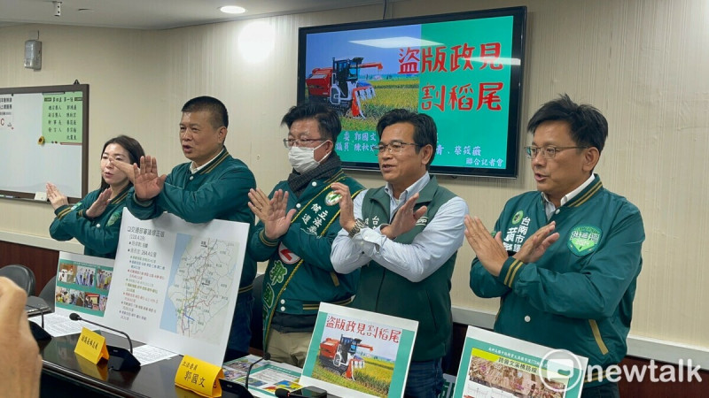 立委郭國文與台南市副議長林志展、議員陳秋宏、黃肇輝、蔡麗青舉行記者會，批評對手陳昆和是「假政見  真收割」。   圖：黃博郎／攝
