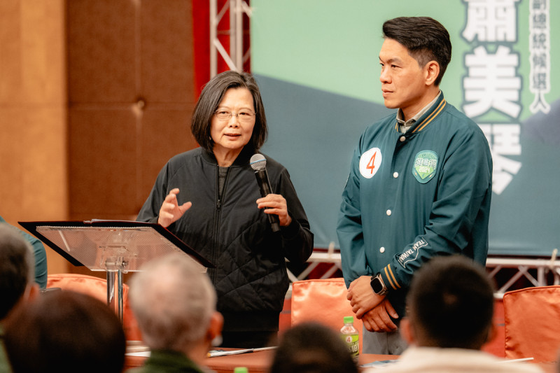 蔡英文(左)出席李柏毅(右)組織幹部會議發表談話。   圖：李柏毅競總/提供