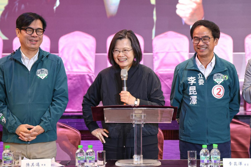 蔡英文(中)、陳其邁(左)出席李昆澤選戰幹部誓師大會。   圖：李昆澤競總/提供