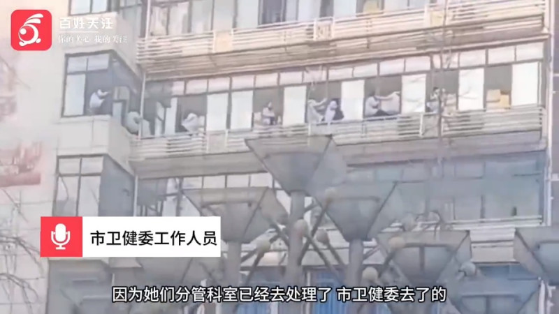 四川省有醫護爬至窗邊進行維權，官方稱這並非討薪維權。   圖：擷取自亞軍&王歪嘴個人X帳號分享影片