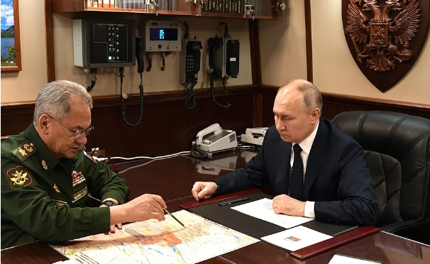  俄防長紹依古(左)親自向俄羅斯總統普丁報告已攻下馬林卡。 圖 : 翻攝自騰訊網/空天力量 