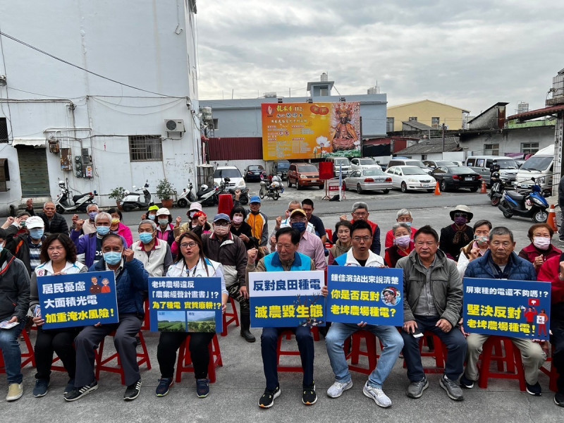 黃明賢(前排右三)率內埔鄉民意代表及村長表達堅決反對內埔老埤農場種電的立場。   圖：黃明賢競總/提供