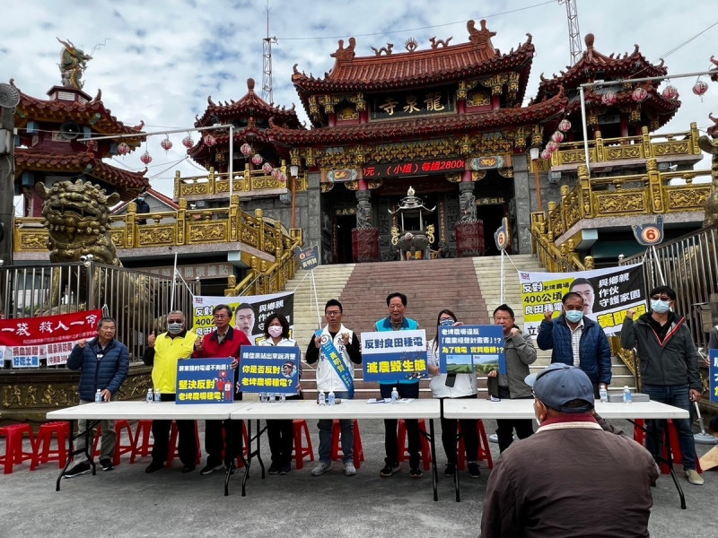 黃明賢與內埔鄉民意代表、村長在龍泉寺前召開記者會。 圖:黃明賢競總/提供