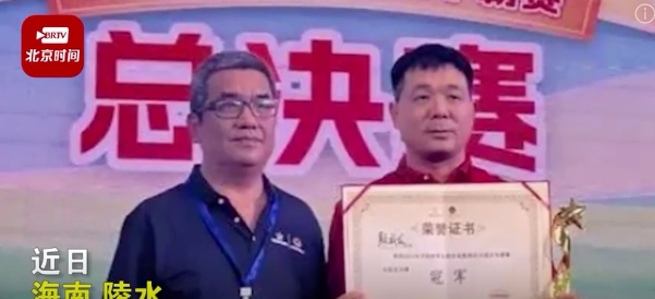 中國近期舉辦 2023 民間棋王象棋爭霸賽,河南棋手顏成龍(右)在總決賽上戰勝吉林棋手張偉,收獲獎金 10 萬元人民幣。 圖 : 翻攝自影片