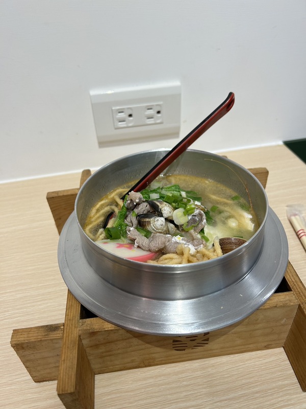 煮食材時要注意烹煮時間，衛生福利部食藥署表示，殼打開後應再多加熱一段時間，否則嚴重恐引起食品中毒。   圖：林岑韋／攝