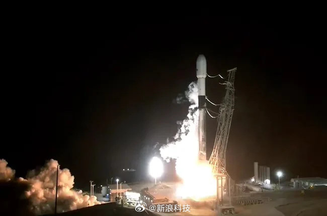 SpaceX 的獵鷹 9 號火箭，近期在美國範登堡空軍基地，搭載德軍的 2 枚偵察衛星升空。   圖：翻攝自微博