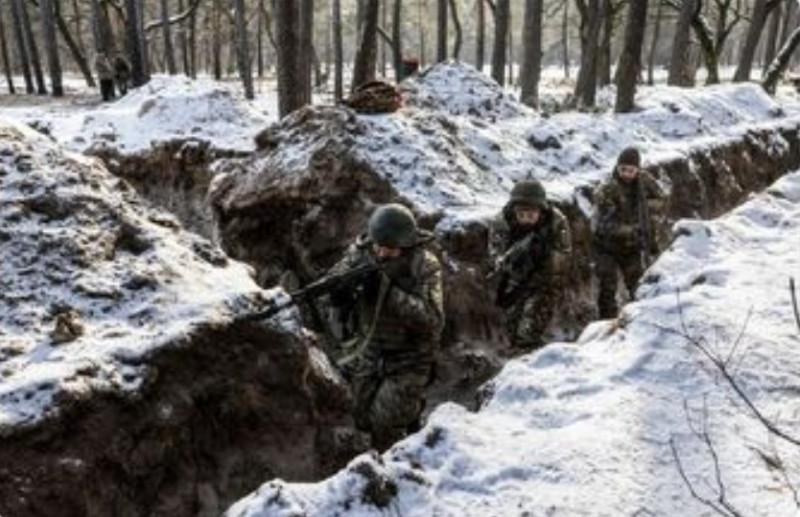 烏軍與俄軍在前線的壕溝中展開戰鬥。   圖 : 翻攝自X Artur Rehi