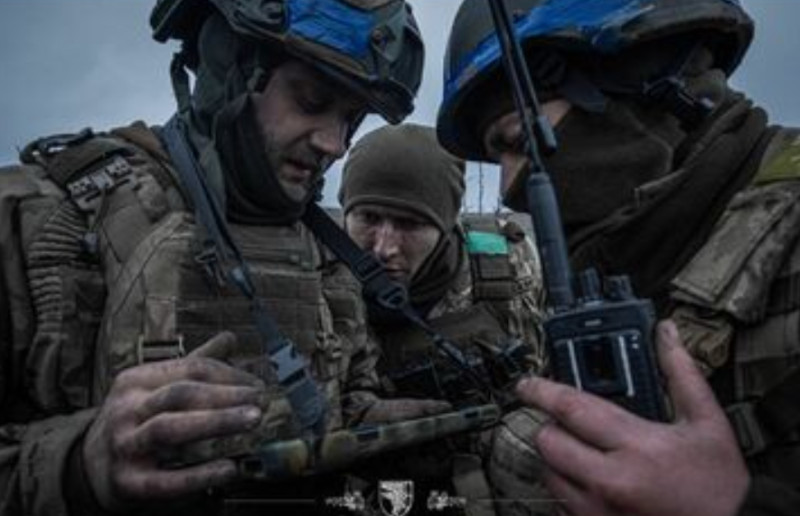 烏軍士兵透過無線電對講機，遙控無人機攻擊俄軍陣地。   圖 : 翻攝自澤連斯基 X