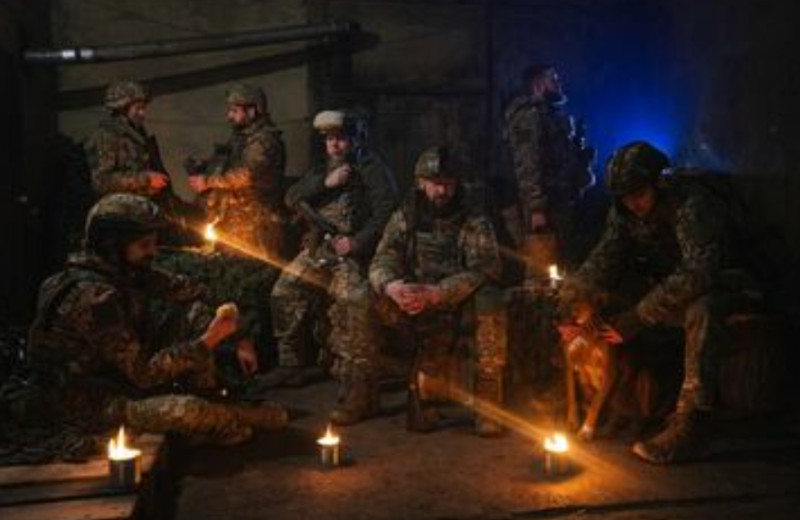 寒夜裏在前線休息的烏軍士兵。   圖 : 翻攝自澤連斯基 X