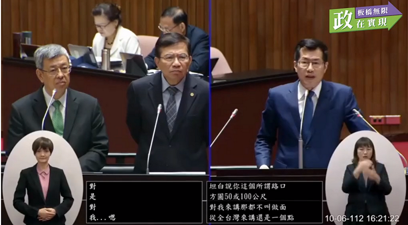 民進黨立委羅致政亮出立法院質詢影片，說自己看到台上的行政院長、交通部長笑臉藏不住，就知道他們對自己提出的構想ㄧ副深得我心的樣子。   圖：截自羅致政臉書粉專。